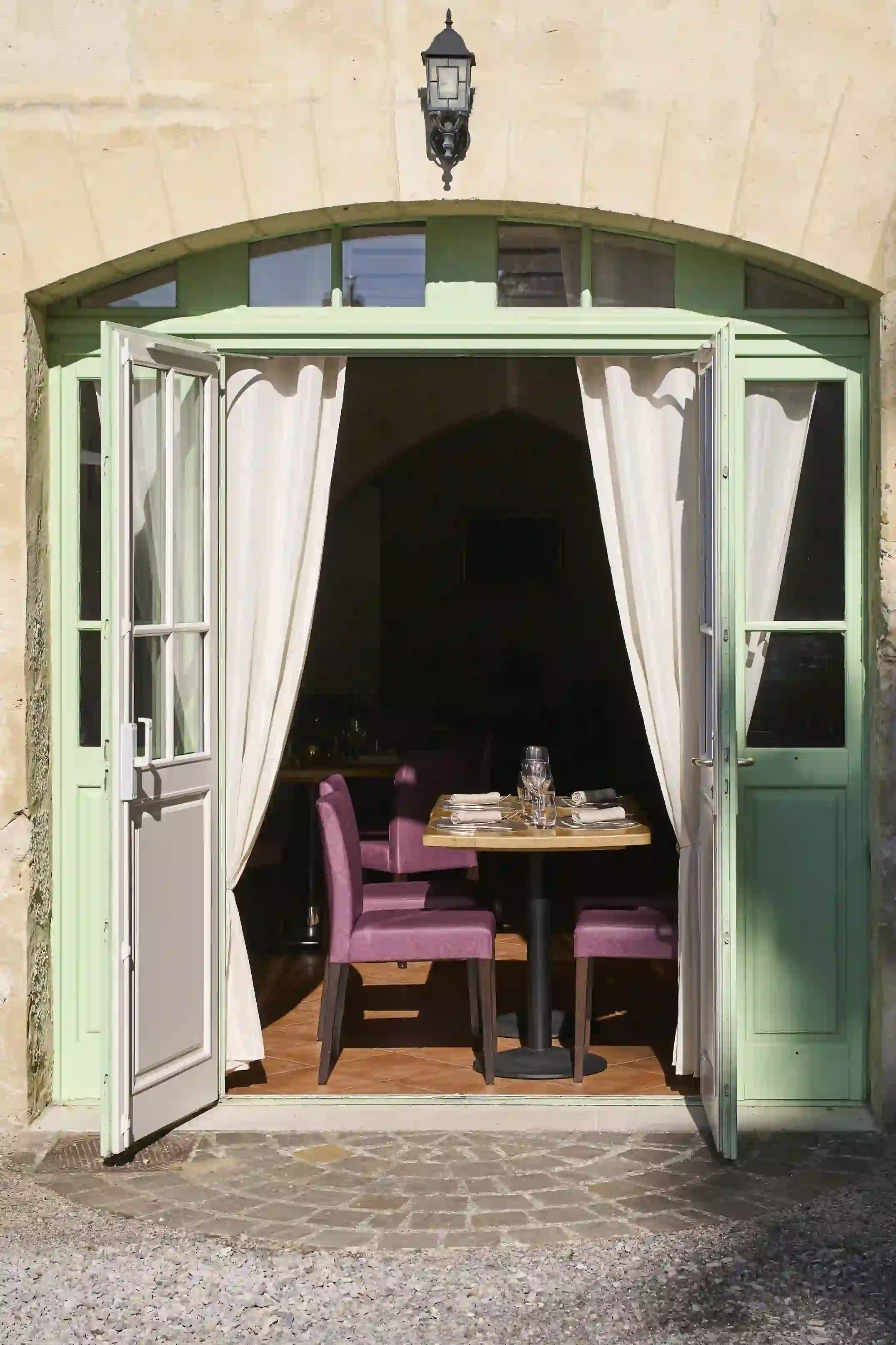 Entrée de la cour de restaurant La Louvière, restaurant de charme près de Soissons
