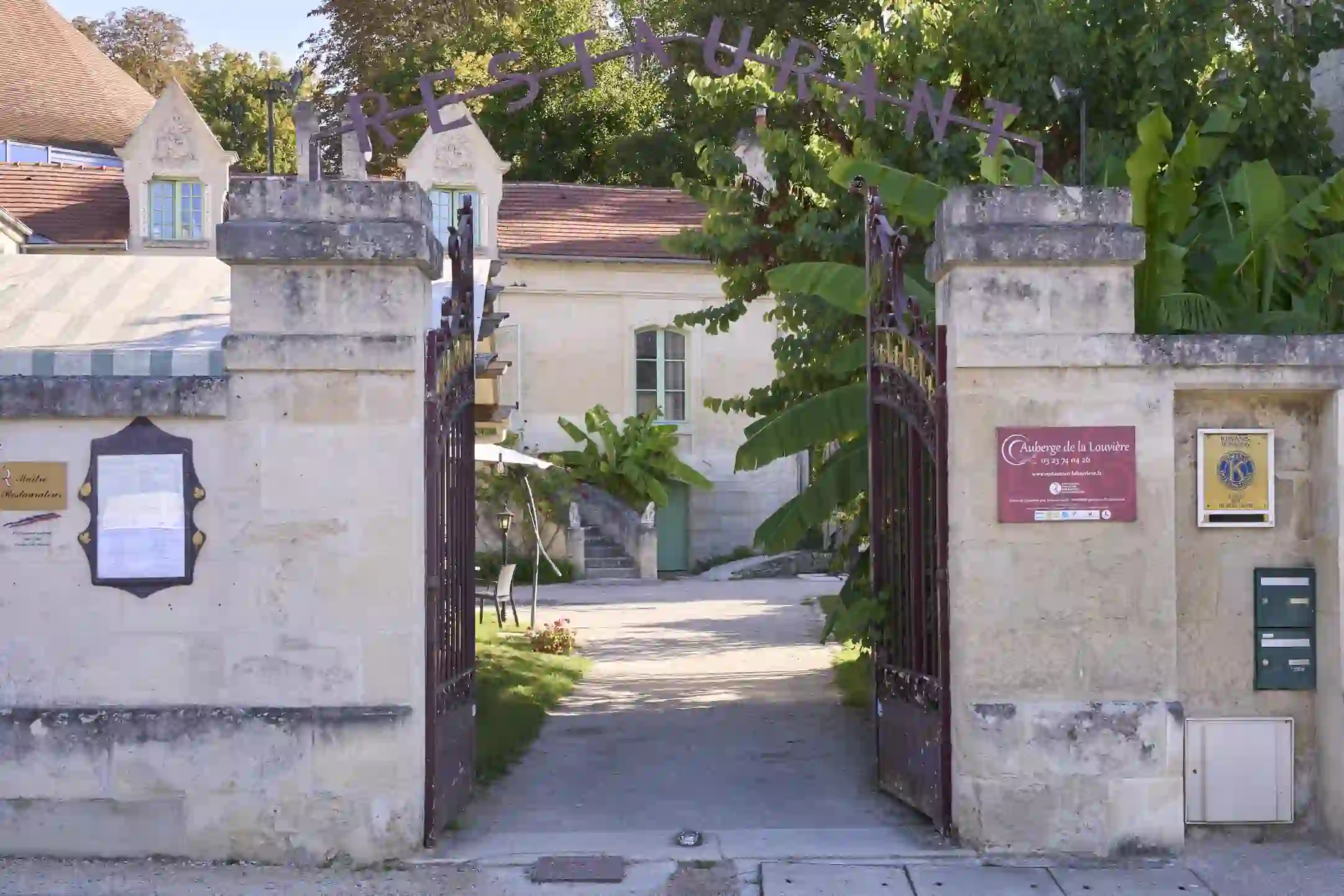 Entrée du restaurant La Louvière à Septmonts, une bâtisse de charme près de Soissons