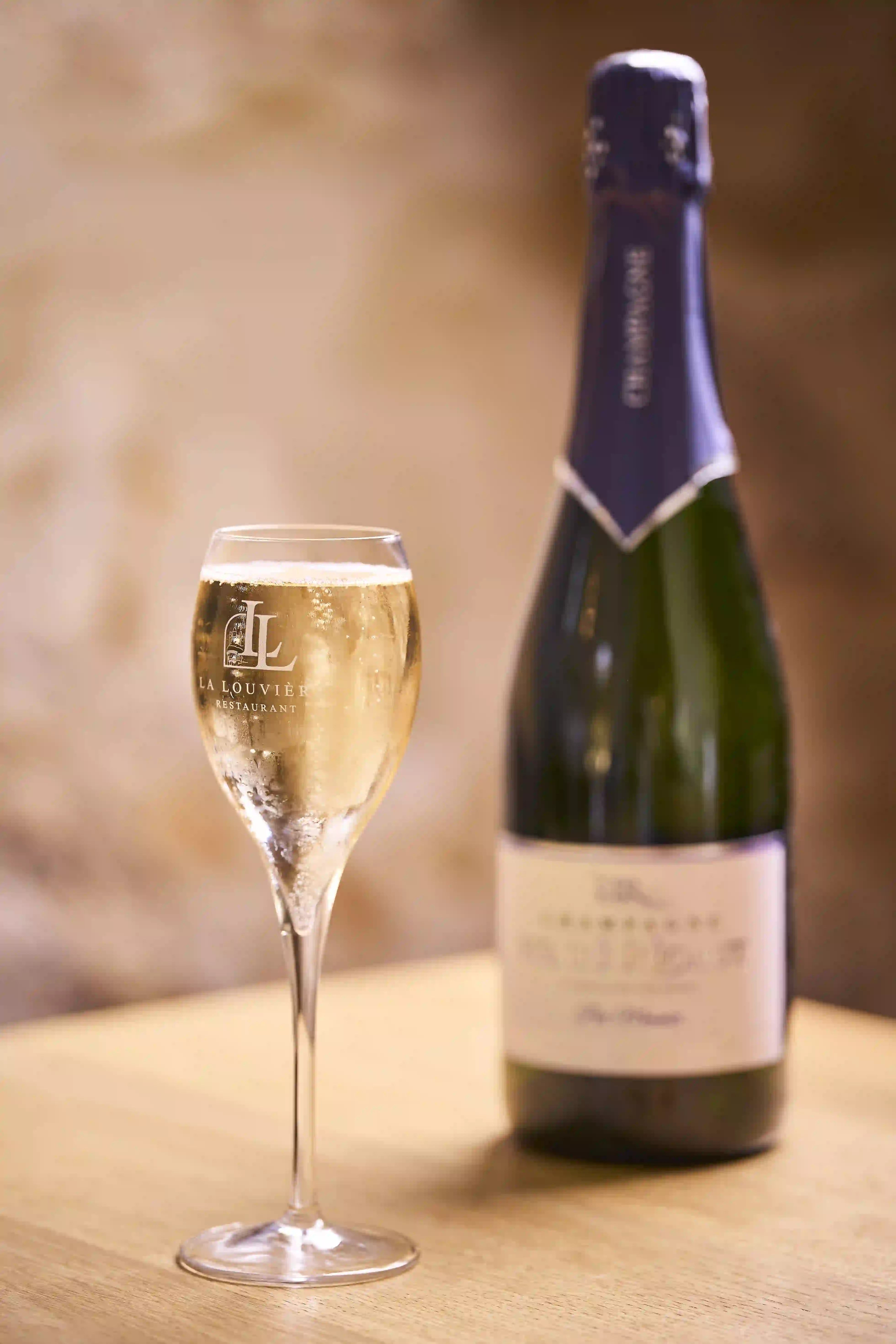 Flûte et bouteille de champagne La Louvière