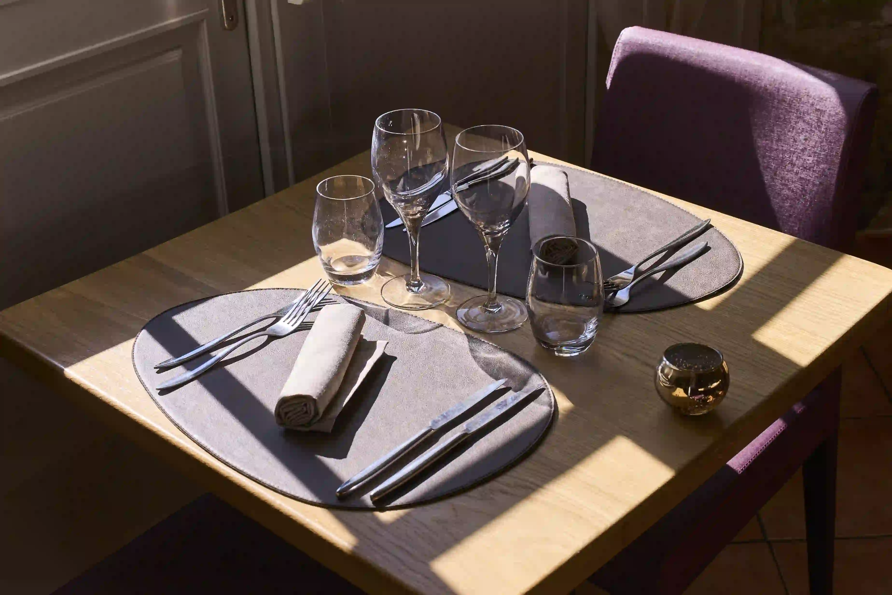 Salle intérieure aux voûtes historiques en pierre pour un repas convivial à Septmonts