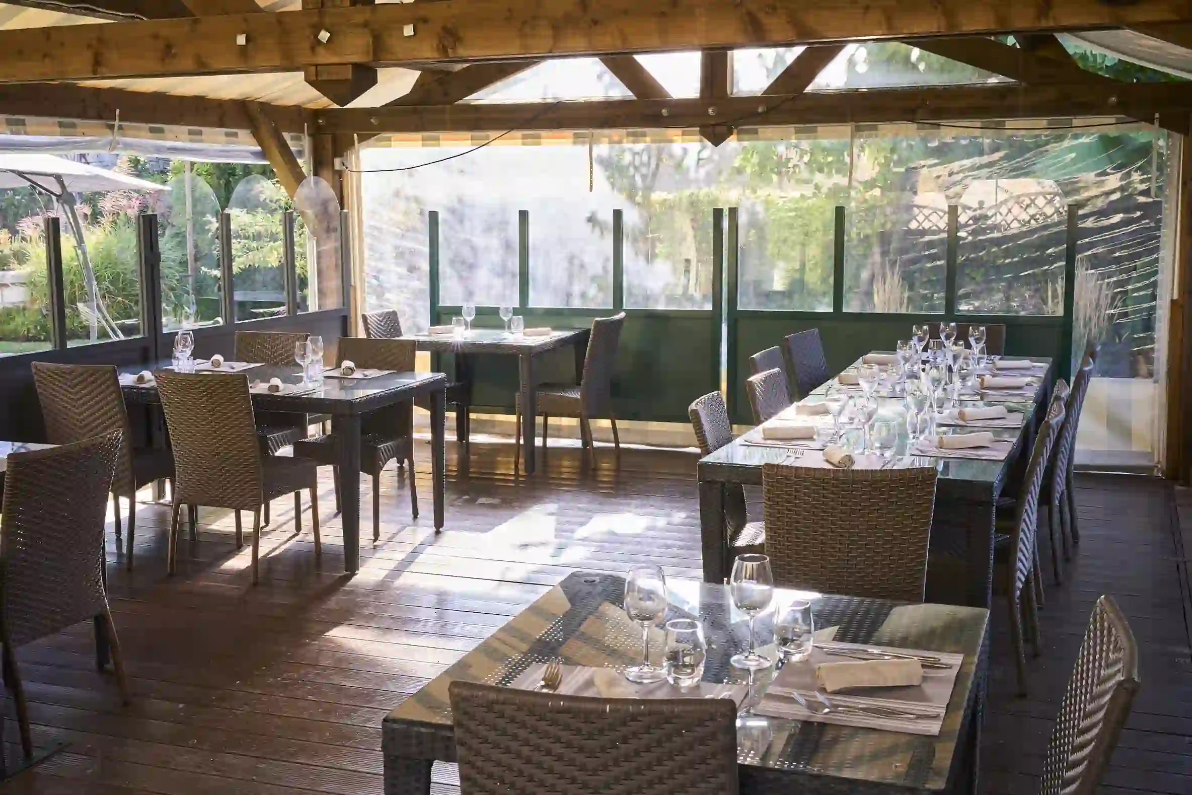 La véranda lumineuse du restaurant